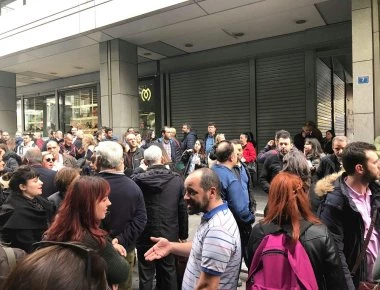 Συγκέντρωση εφοριακών έξω από το ΥΠΟΙΚ - Κλειστή η οδός Νίκης